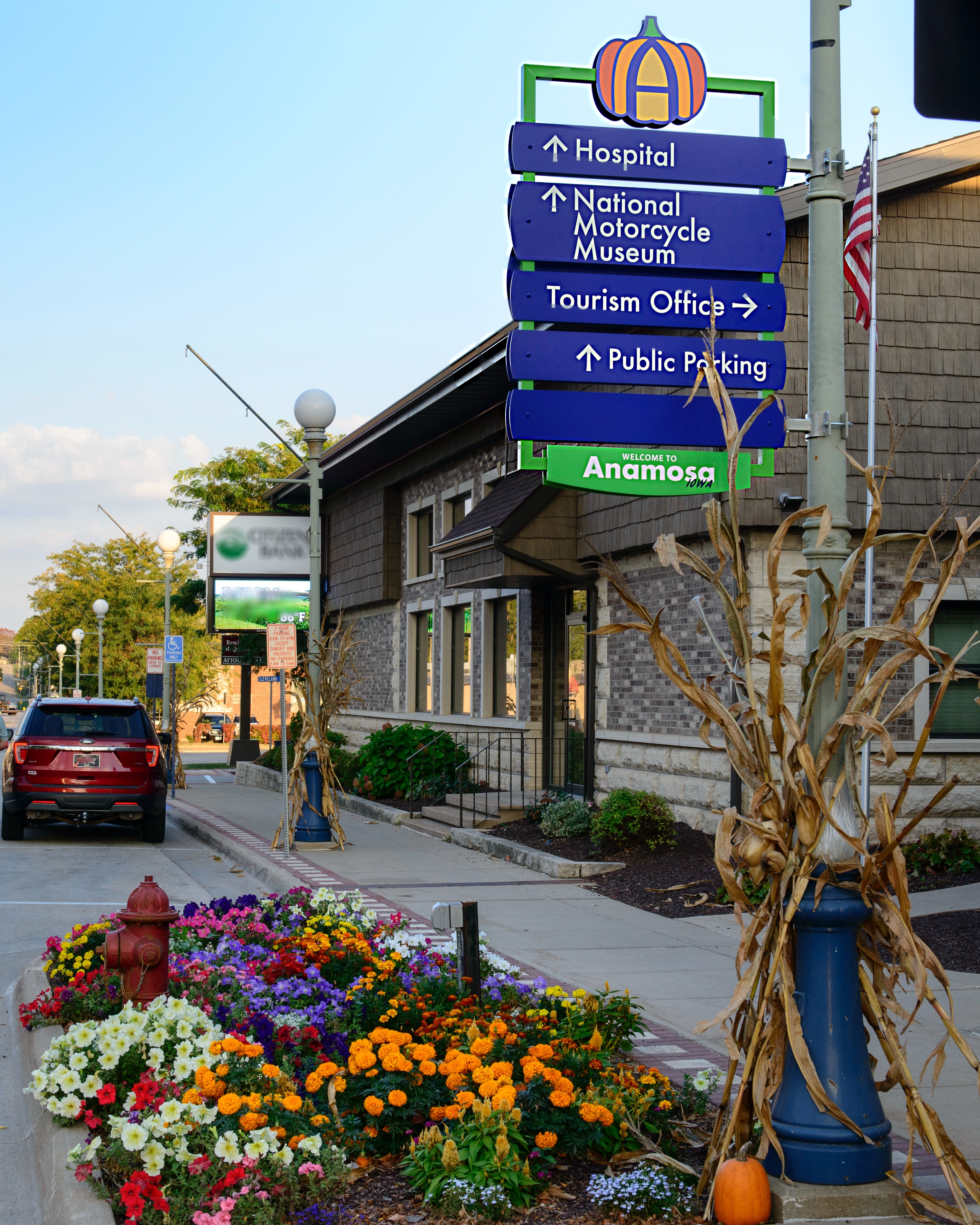 Anamosa Directional Fall Decor 400